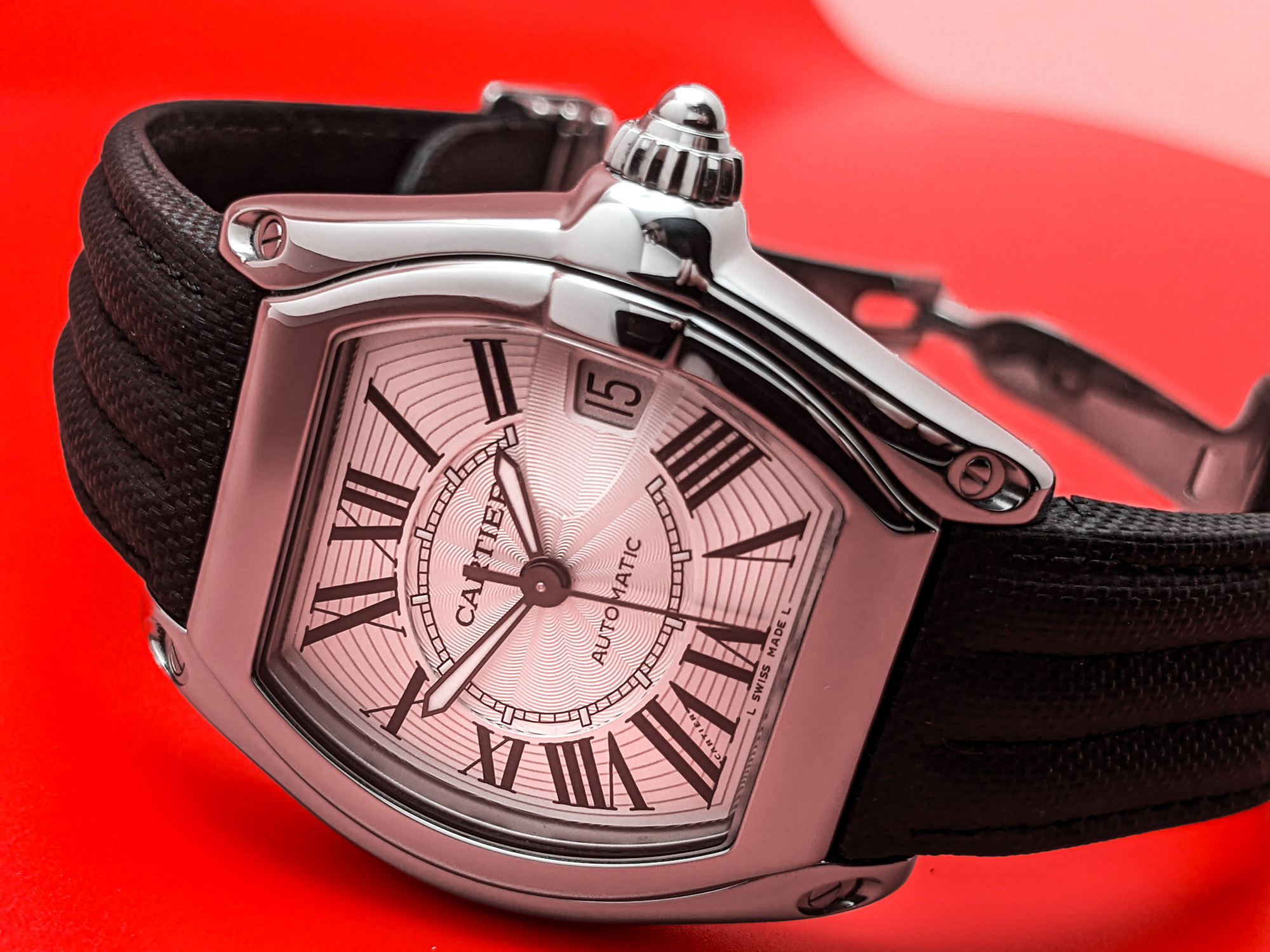 Tomando el camino menos transitado en un diseño inspirado en el automóvil con el Reloj Replica Cartier Roadster